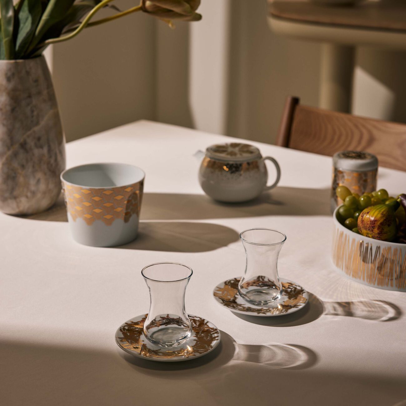 صلصال طقم تمرة بالتعاون مع رزان العزوني بالم المؤلف من فنجانين عربيين للشاي مع صحنيهما باللون الذهبي