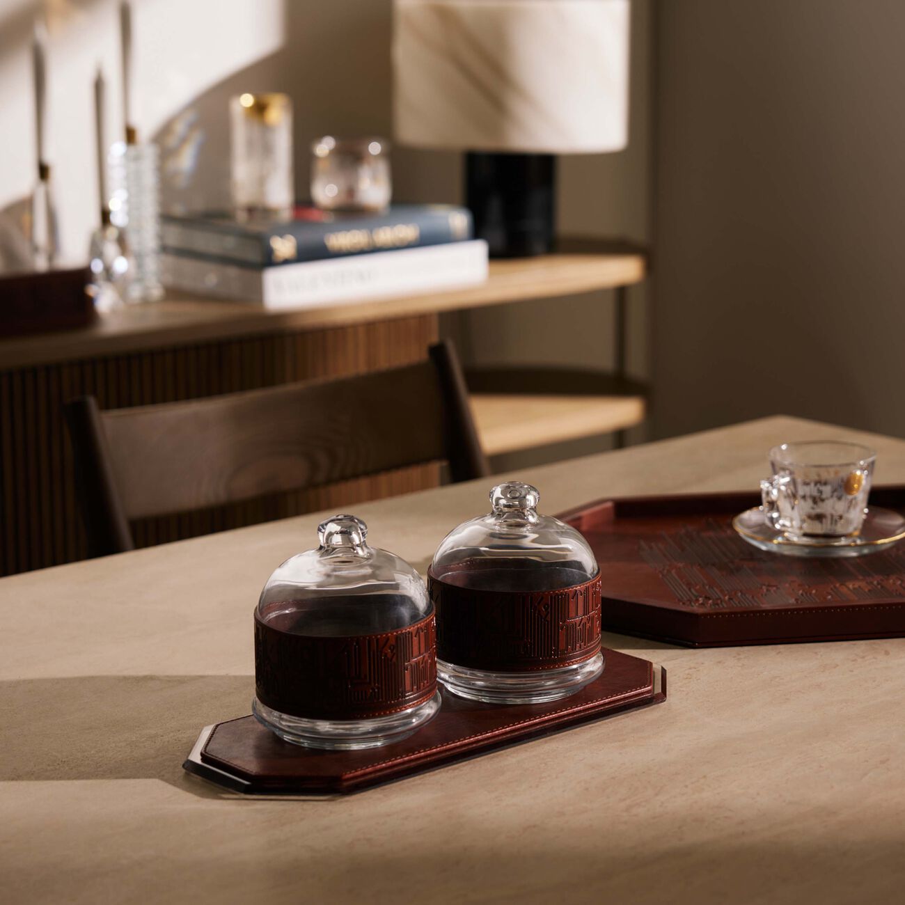 دملاج طقم حياة المؤلف من وعائين للضيافة باللون البني