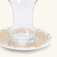 طقم تمرة بالتعاون مع رزان العزوني تارا المؤلف من فنجانين عربيين للشاي مع صحنيهما باللون الذهبي صلصال طقم تمرة بالتعاون مع رزان العزوني تارا المؤلف من فنجانين عربيين للشاي مع صحنيهما باللون الذهبي