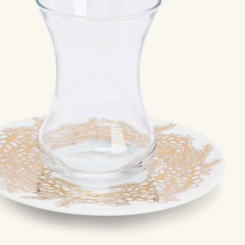 طقم تمرة بالتعاون مع رزان العزوني تارا المؤلف من فنجانين عربيين للشاي مع صحنيهما باللون الذهبي صلصال طقم تمرة بالتعاون مع رزان العزوني تارا المؤلف من فنجانين عربيين للشاي مع صحنيهما باللون الذهبي