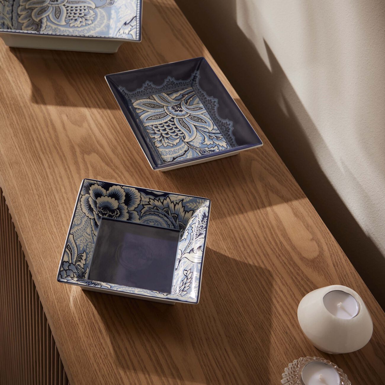 إيترو صينية بلوم مربعة صغيرة باللون الأزرق